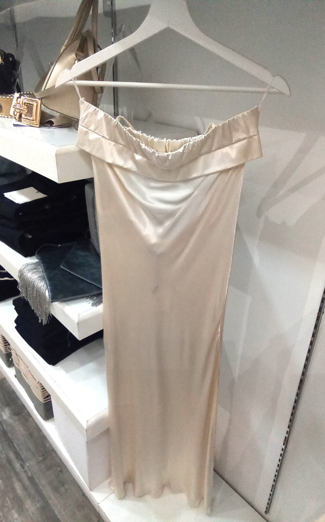 Vestido satén escote recto 